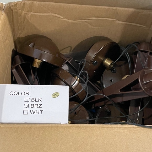 AQ Lighting, Set of 8 "Eyebrow" Deck Lights w/ stakes; 6 bulbs included; bronze - Picture 4 of 7